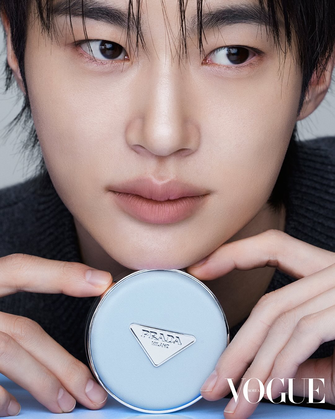 [정보/소식] 변우석) <VOGUE KOREA> 변우석 X 프라다뷰티 블루쿠션 화보 | 인스티즈