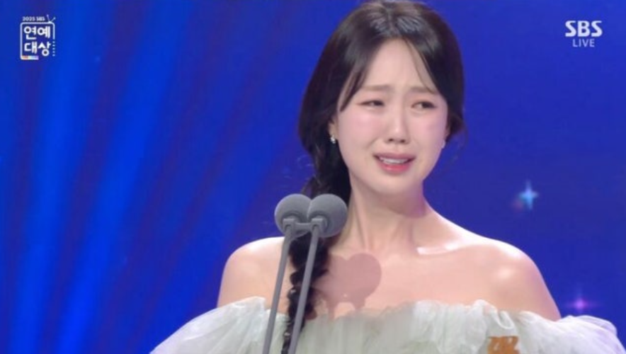 [정보/소식] 2025 SBS연예대상 우수상 지예은.. 울먹.. 내성적이고 보잘것없는 나, 촬영할 때마다 기도를 해" 눈물 | 인스티즈