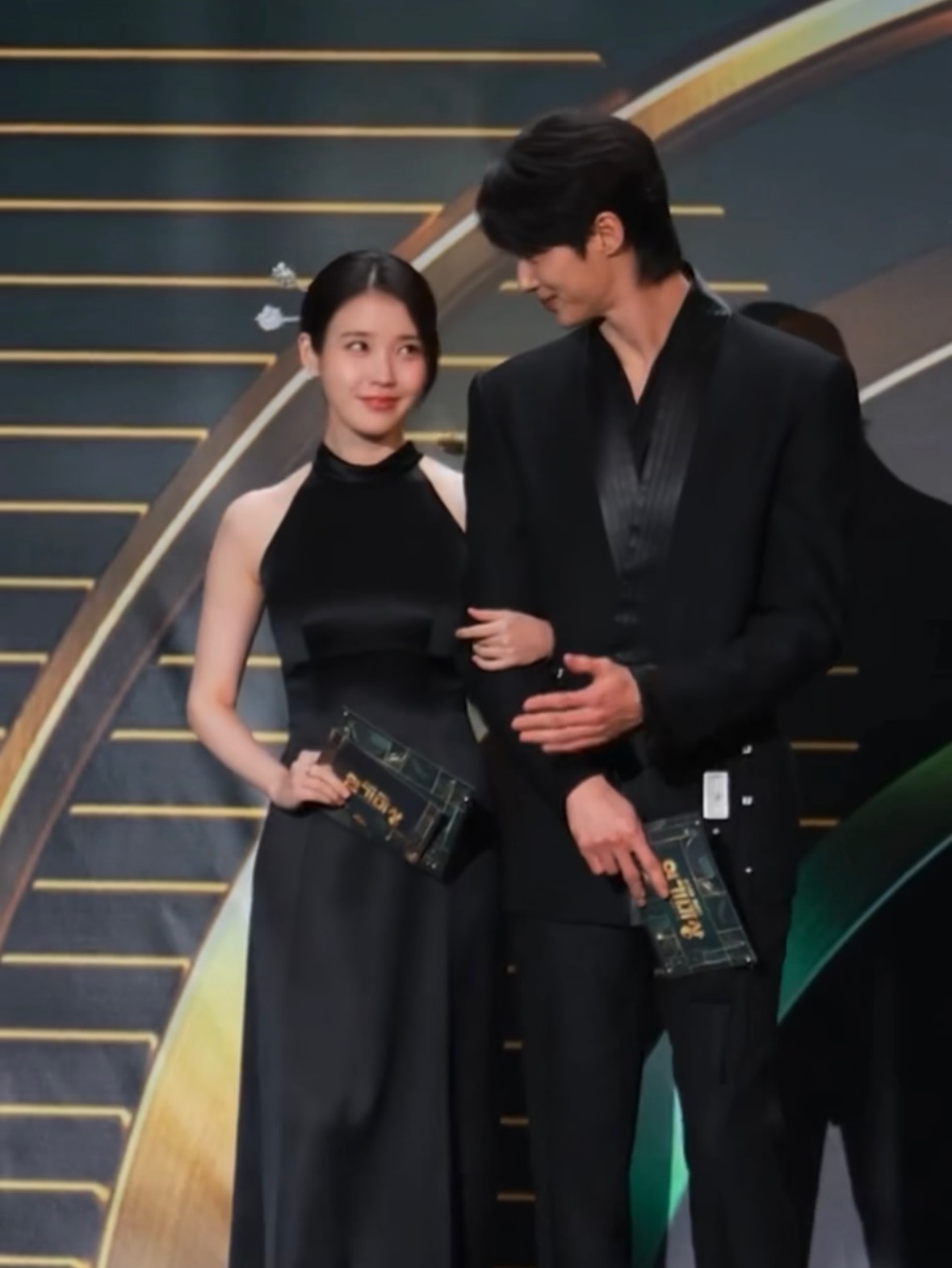 [잡담] 대군부인) 익들아 팔짱 투샷 새 각도 떴는데 개설렘 | 인스티즈