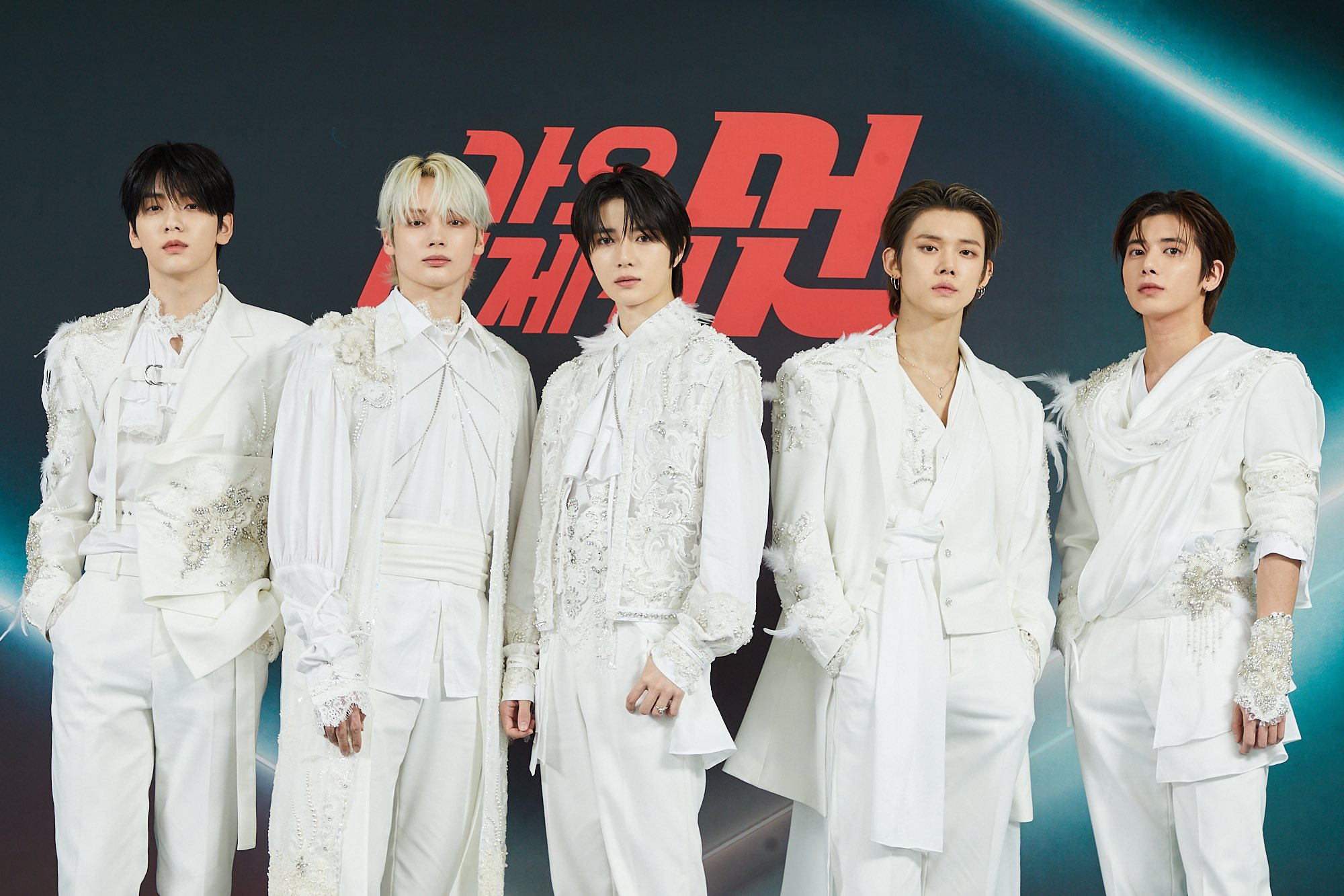 [잡담] 투바투 올화이트는 진리인데 뭔가 묘하게 한복이랑 제복이 섞인 거 같음 | 인스티즈