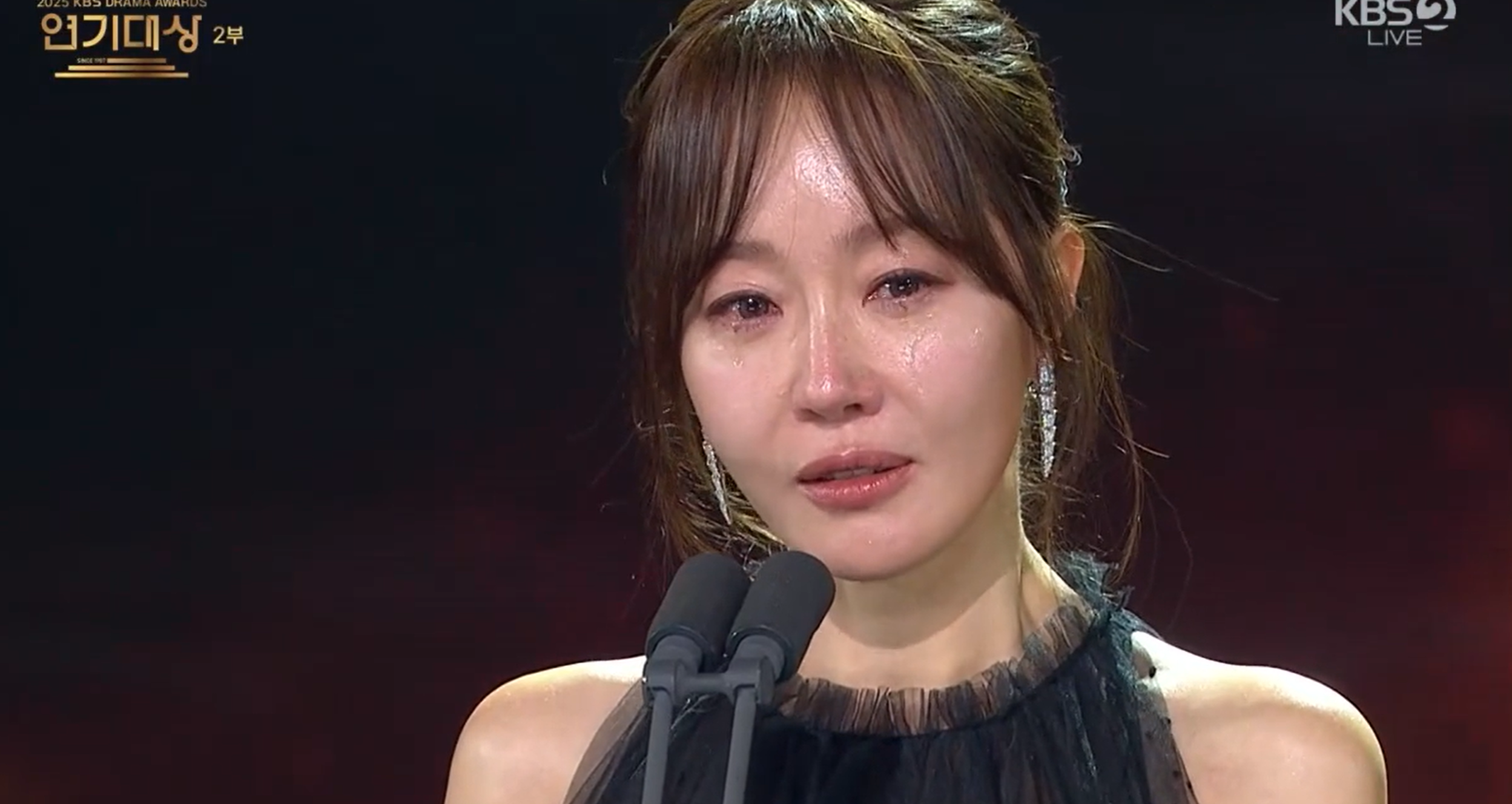 [정보/소식] 대상 받고 눈물흘리는 배우 엄지원 | 인스티즈