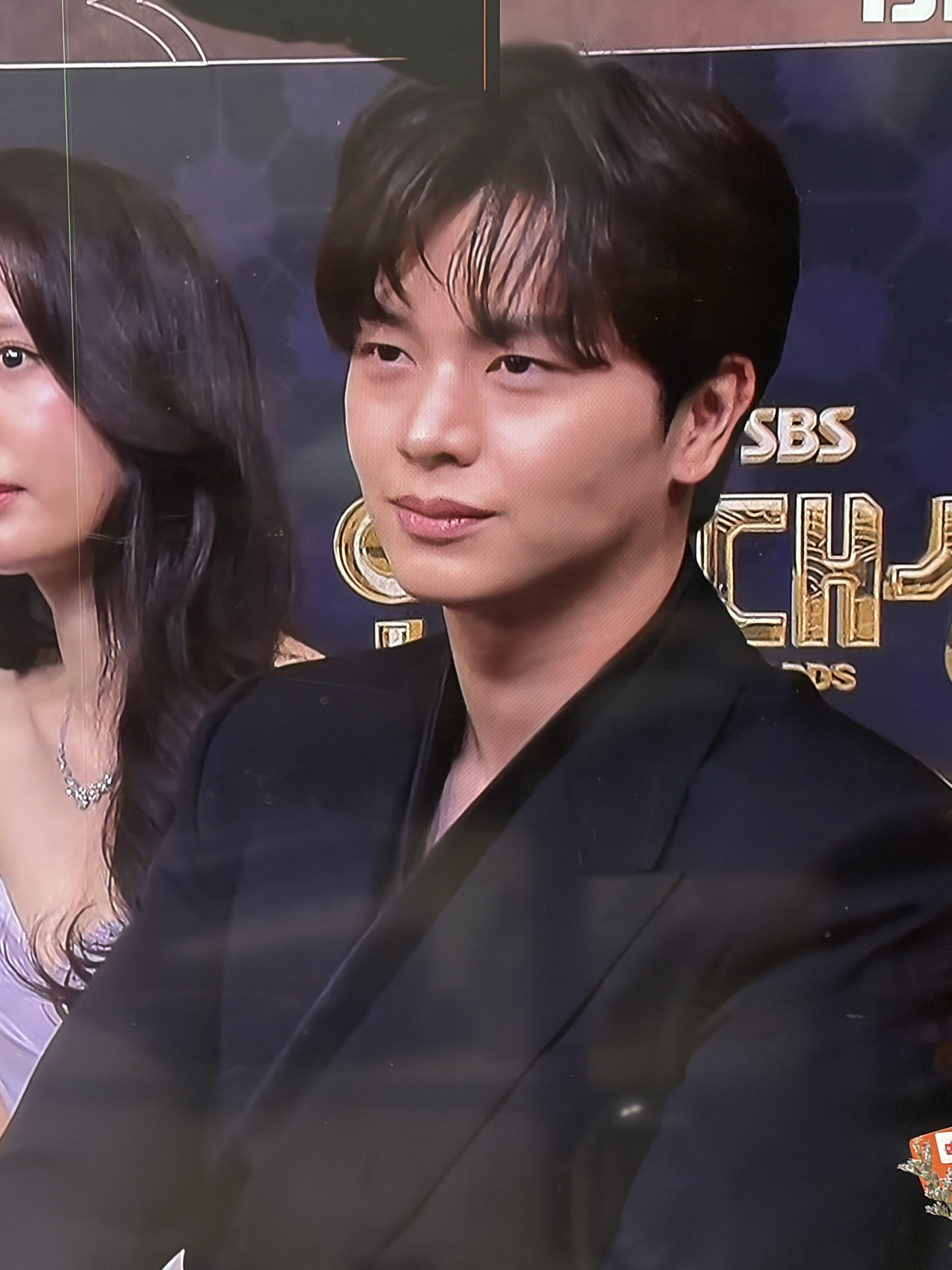 [OnAir] 자꾸 한 눈 팔 때 육성재 슬쩍 슬쩍 나와 | 인스티즈