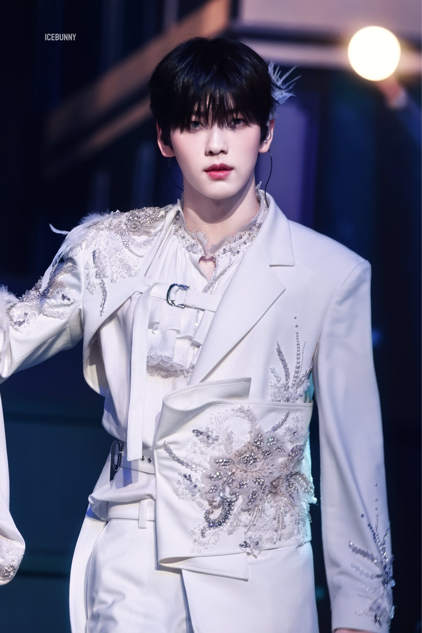 [잡담] 투바투 의상 디테일+깃털+큐빅 찐 로판이네 | 인스티즈