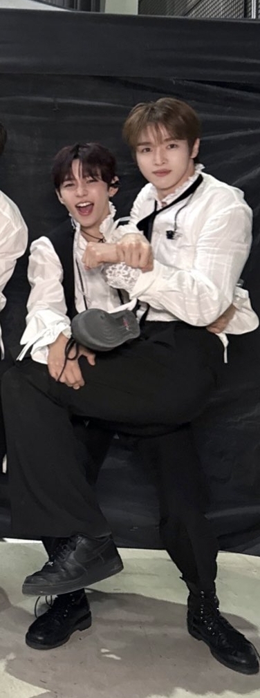 [잡담] 아 성찬영 한명은 업혀있고 한명은 안겨있는 거 귀엽네 | 인스티즈