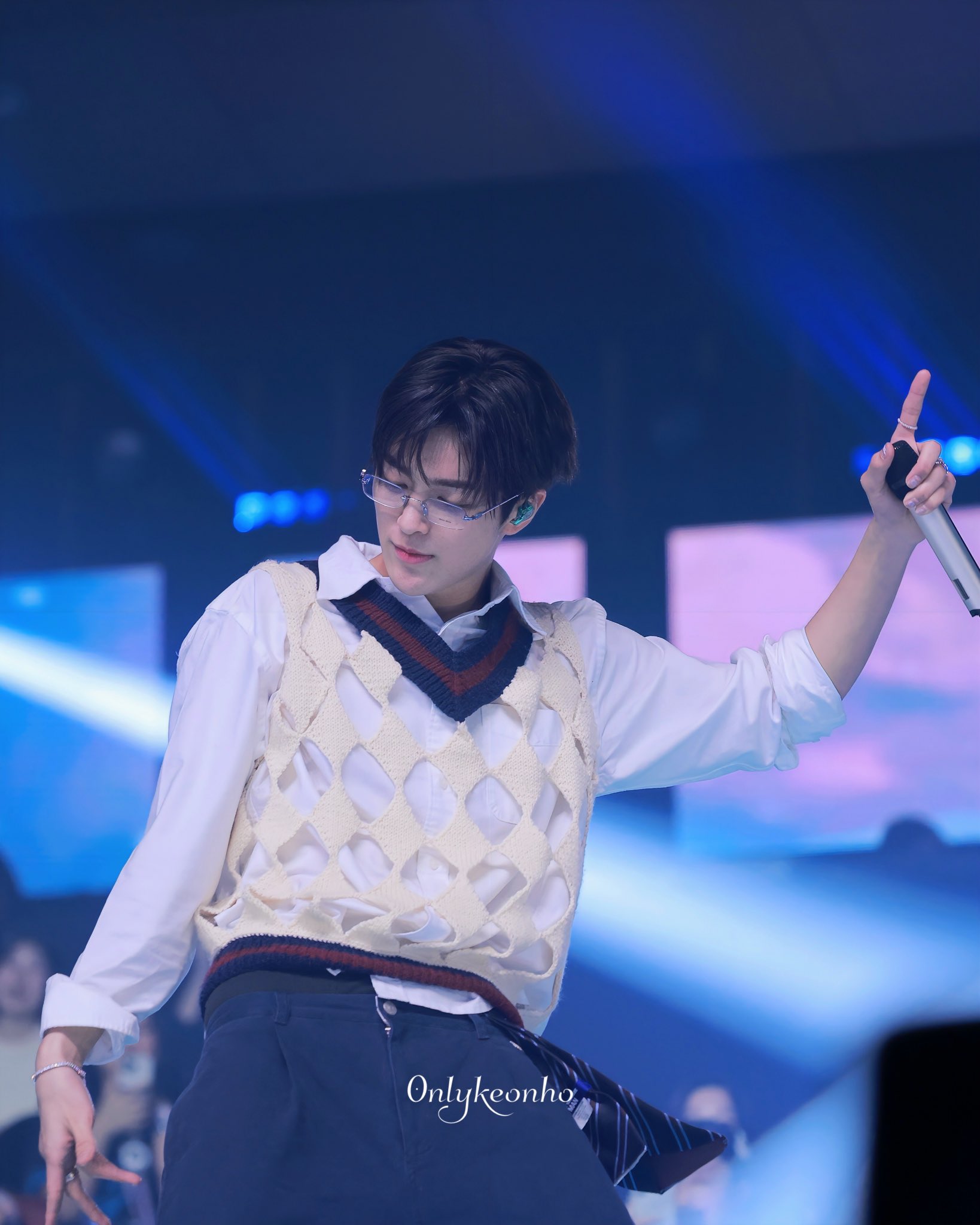 [잡담] 코르티스 건호 안경 홈마짤 | 인스티즈