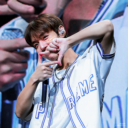 [잡담] 박지훈 작년 팬미팅때인데 얼굴 폼 그대로셔 | 인스티즈