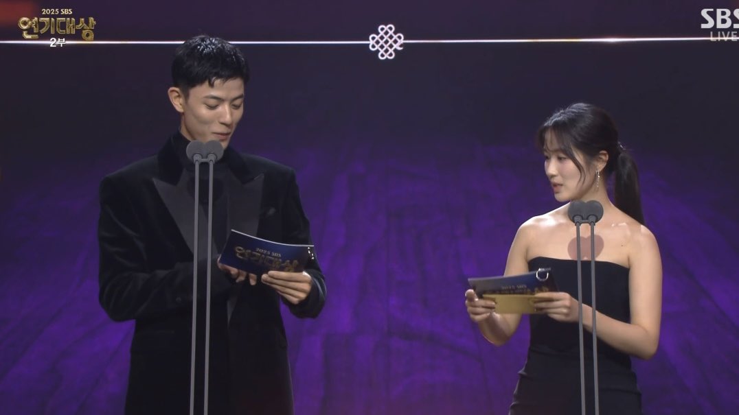 [잡담] 김혜윤 드레스 이정도면 무난한것 같은데 | 인스티즈