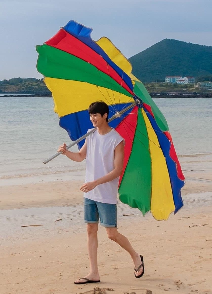 [잡담] 변우석) 파라솔 되게 무겁지않아? | 인스티즈