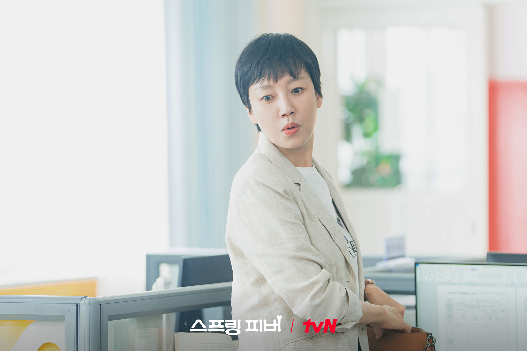 [잡담] 스프링피버) 각양각색! 신수고 선생님들을 소개합니다👩🏻‍🏫신수읍으로 내려온 정체불명 교사 윤봄부터🤔국어 교사 서혜숙과 체육 교사 정진혁의 중년 로맨스!💘 | 인스티즈