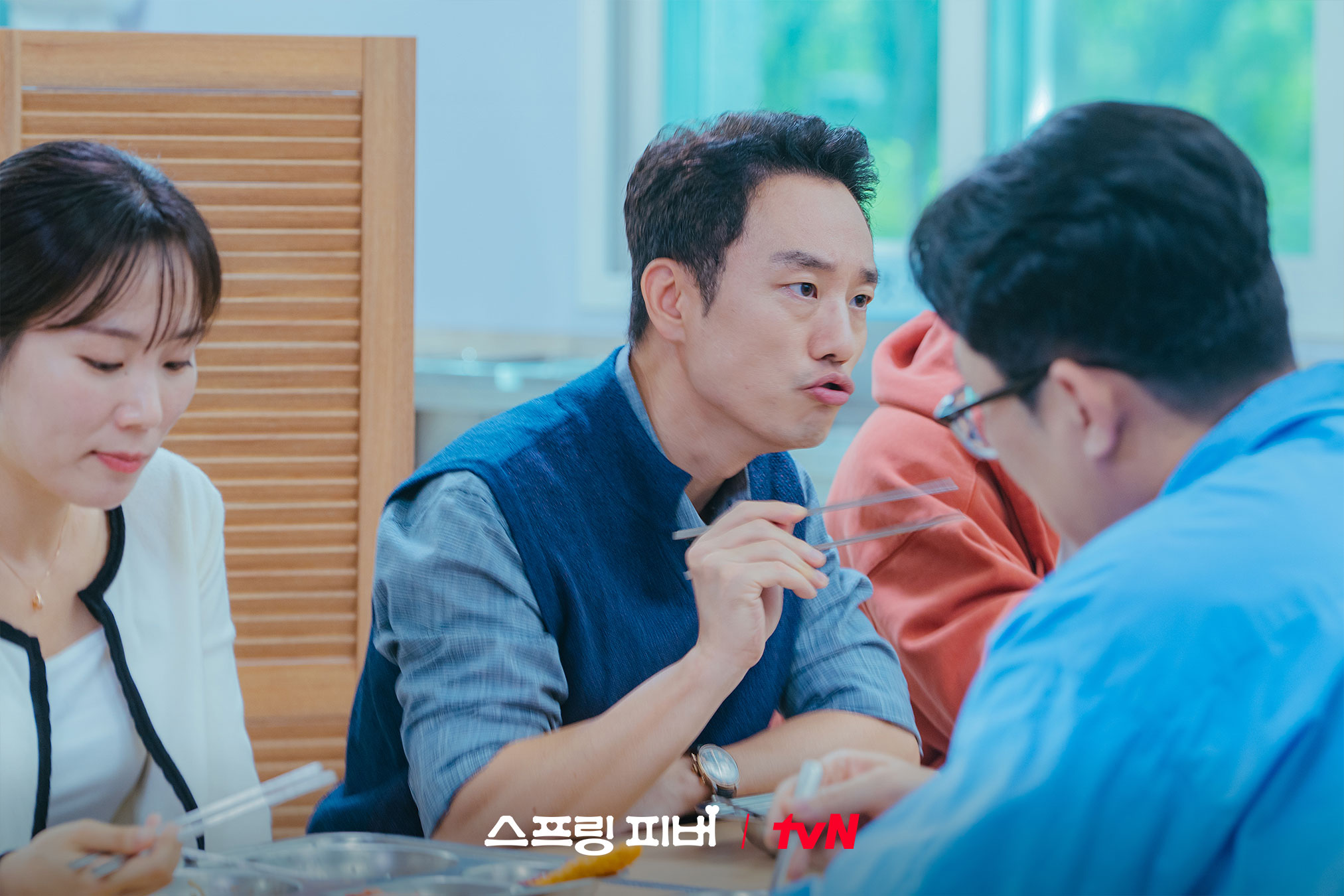 [잡담] 스프링피버) 각양각색! 신수고 선생님들을 소개합니다👩🏻‍🏫신수읍으로 내려온 정체불명 교사 윤봄부터🤔국어 교사 서혜숙과 체육 교사 정진혁의 중년 로맨스!💘 | 인스티즈