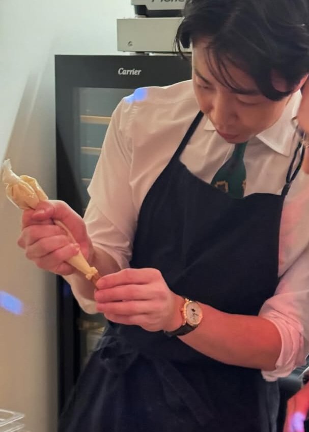 [잡담] 손종원 셔츠에 넥타이 맨 상태로 앞치마 두른거 | 인스티즈