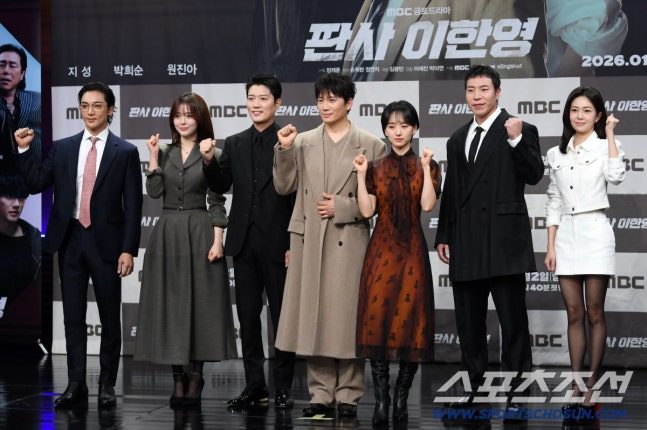 [잡담] 판사이한영) 제작발표회 포토타임 지성,박희순,원진아,태항호,백진희,오세영,황희 | 인스티즈