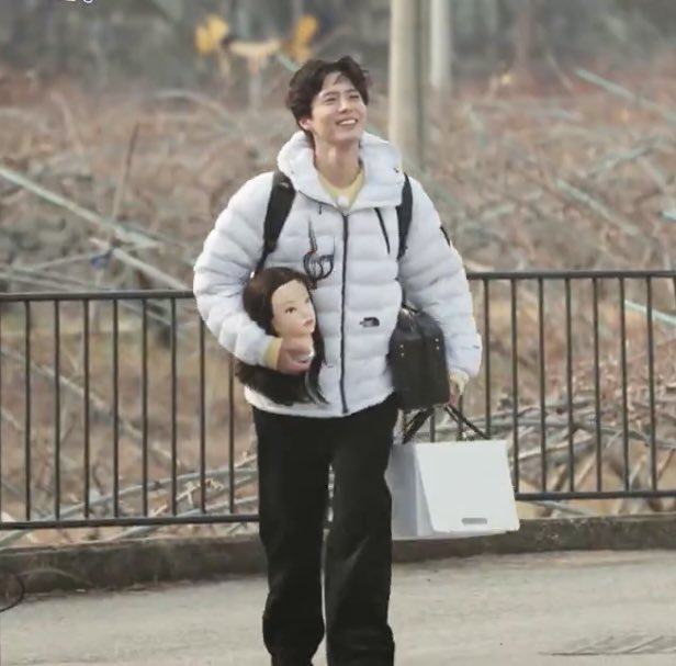 [잡담] 아니 박보검씨..ㅋㅋ뭘 들고 있는거예요ㅋㅋㅋㅋ | 인스티즈