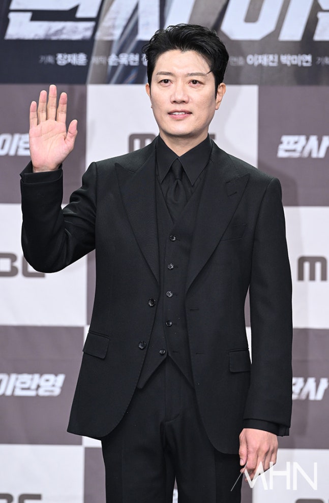 [잡담] 판사이한영) 제작발표회 포토타임 지성,박희순,원진아,태항호,백진희,오세영,황희 | 인스티즈