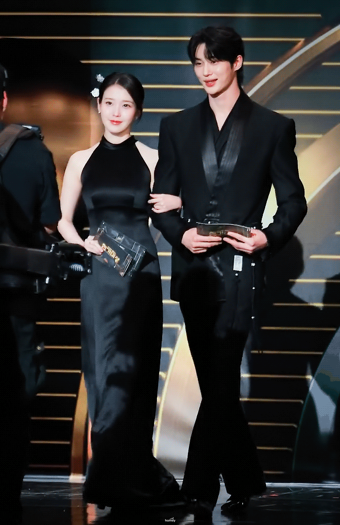 [잡담] 대군부인) 작년 대군쀼 아트짤 의상하고 연대 시상식 의상 | 인스티즈