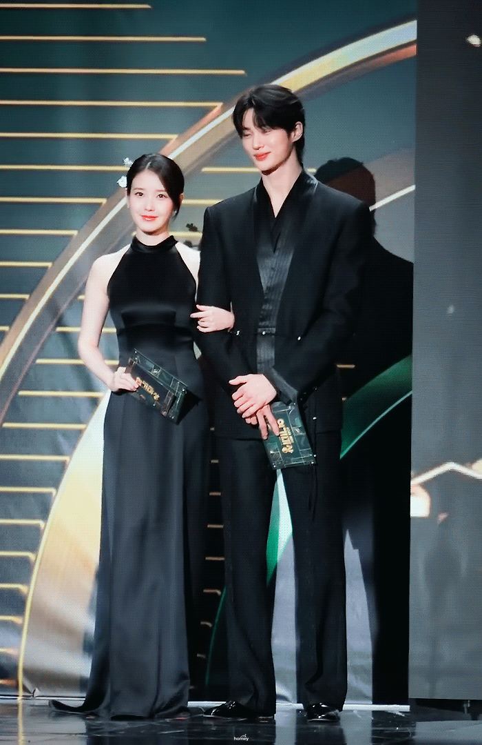 [잡담] 대군부인) 작년 대군쀼 아트짤 의상하고 연대 시상식 의상 | 인스티즈