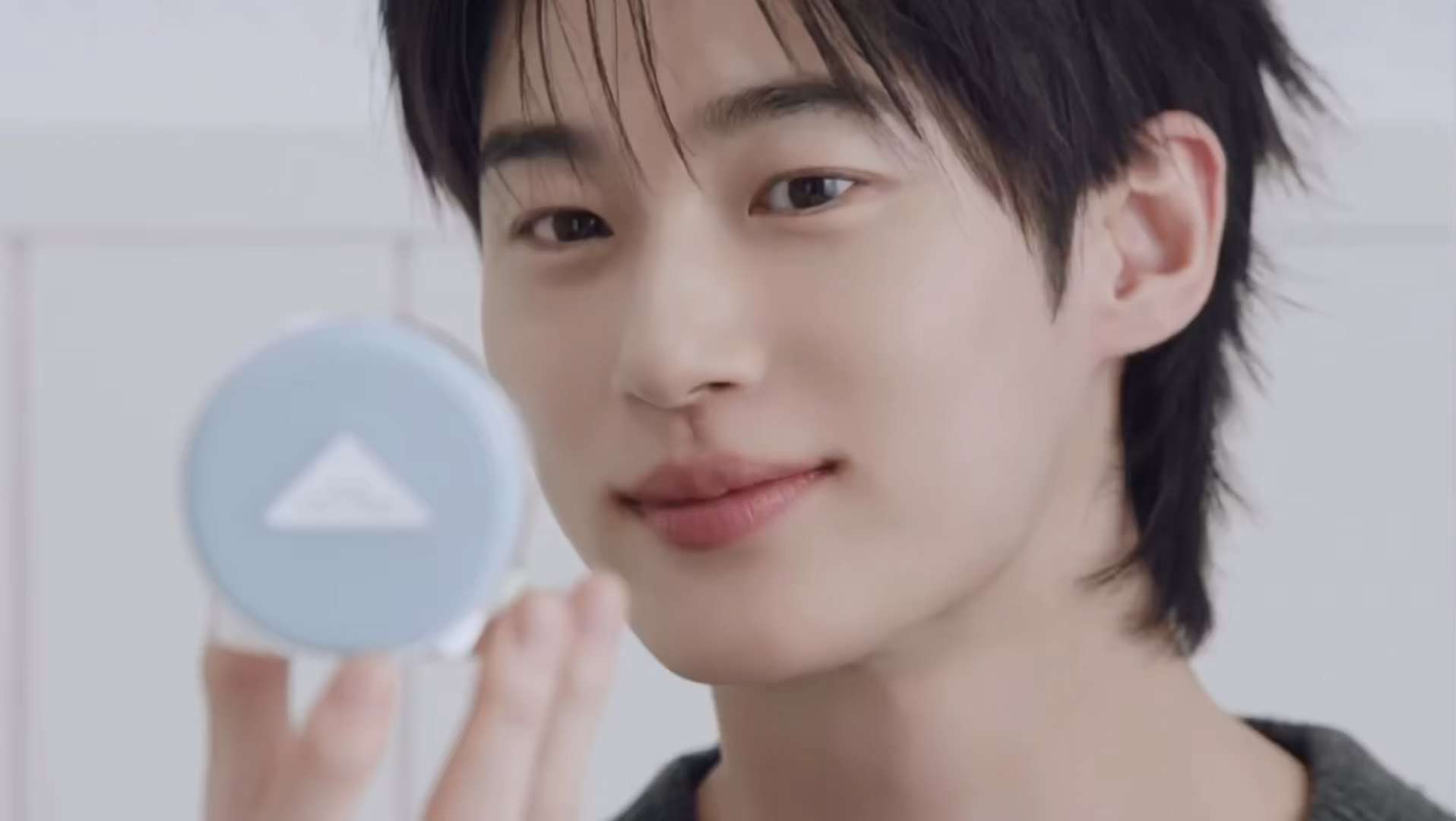 [잡담] 변우석) 완댜님 땜에 정신없는 와중에 프라다 뷰티 너무 좋닽 | 인스티즈