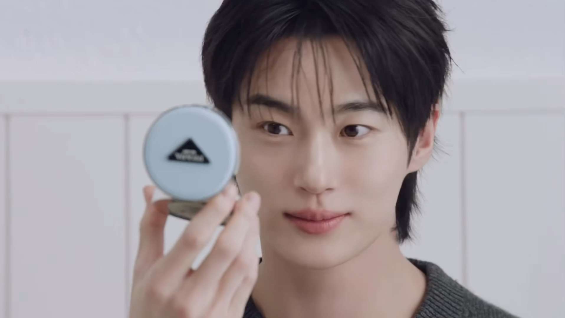 [잡담] 변우석) 완댜님 땜에 정신없는 와중에 프라다 뷰티 너무 좋닽 | 인스티즈