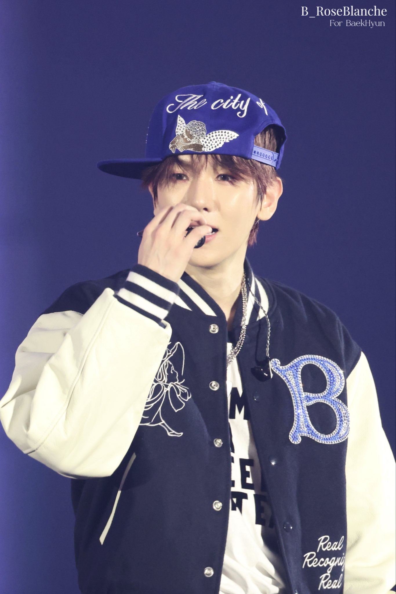 [잡담] 오 백현 신곡무대 스냅백쓴거 완전 옛날같다 | 인스티즈