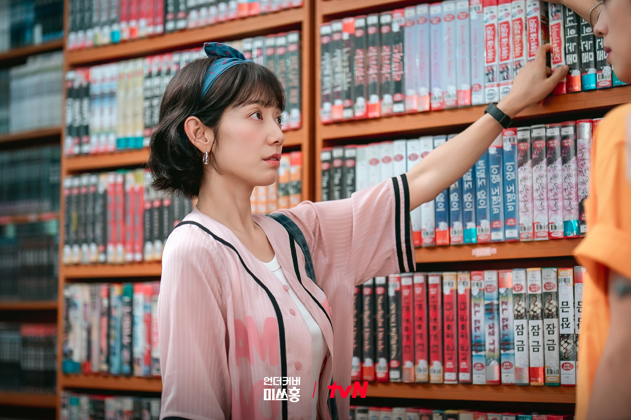 [잡담] 언더커버미쓰홍) 비디오 두고 불꽃 신경전 중!?근데 이제 19금 비디오인..🤭스무 살 테스트(?) 하려던 금보와영화광 알벗 오의 우연한 첫 만남(O_O；)말단 사원과 본부장으로 재회해 보여줄 색다른 케미까지! | 인스티즈