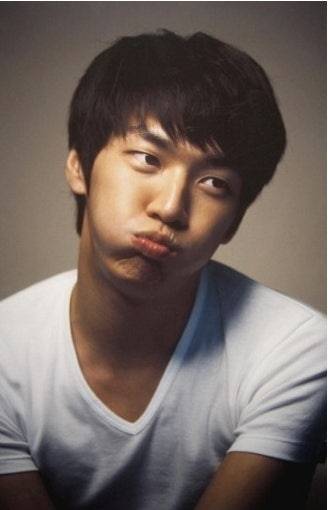 [잡담] 여기 사진처럼 눈 위에 선이 생겼는데 쌍커풀 생길 징조인가? | 인스티즈