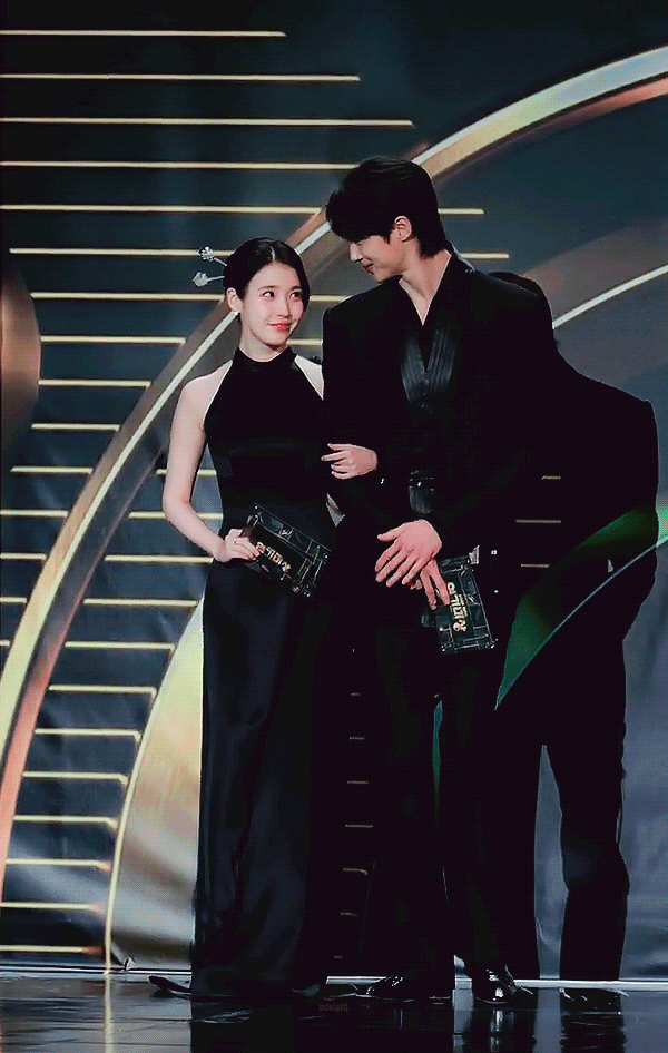 [잡담] 대군부인) 내 기준 시상식 등장짤은 이게 시작점이나 재생속도가 제일 맛있는 듯 | 인스티즈