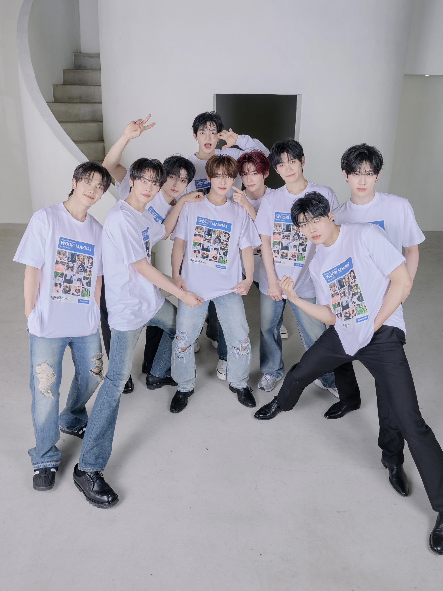 [잡담] 제베원 한유진 스무살됐다고 단체 기념사진 찍음 | 인스티즈