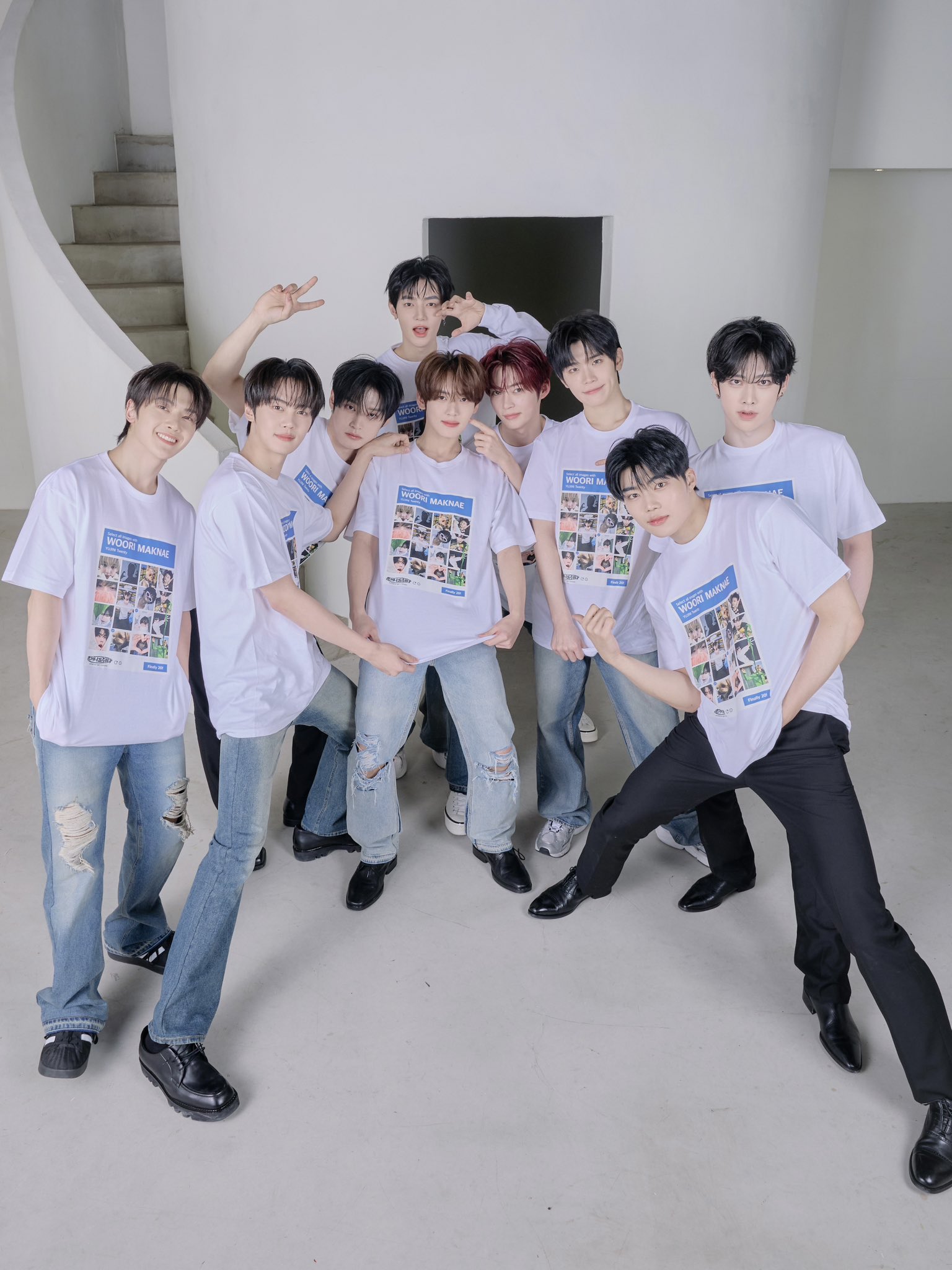 [잡담] 제베원 한유진 스무살됐다고 단체 기념사진 찍음 | 인스티즈
