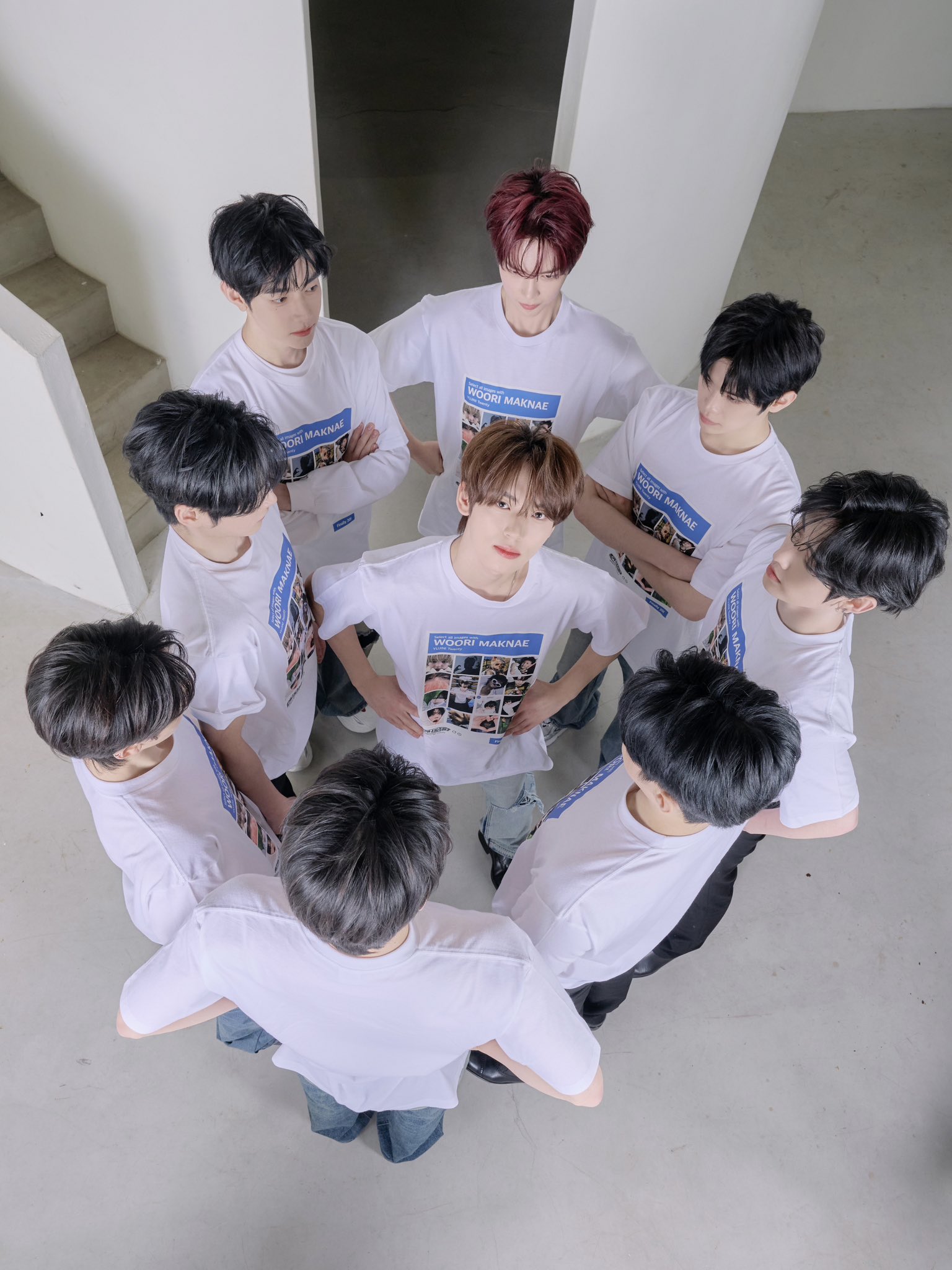 [잡담] 제베원 한유진 스무살됐다고 단체 기념사진 찍음 | 인스티즈