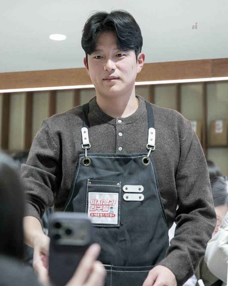 [잡담] 형우 진짜 카페 알바생 같음 | 인스티즈