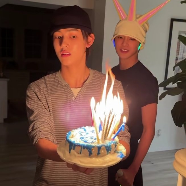 [잡담] 코르티스 성현이 겁많은데 생일케이크 담당인거 웃김 | 인스티즈