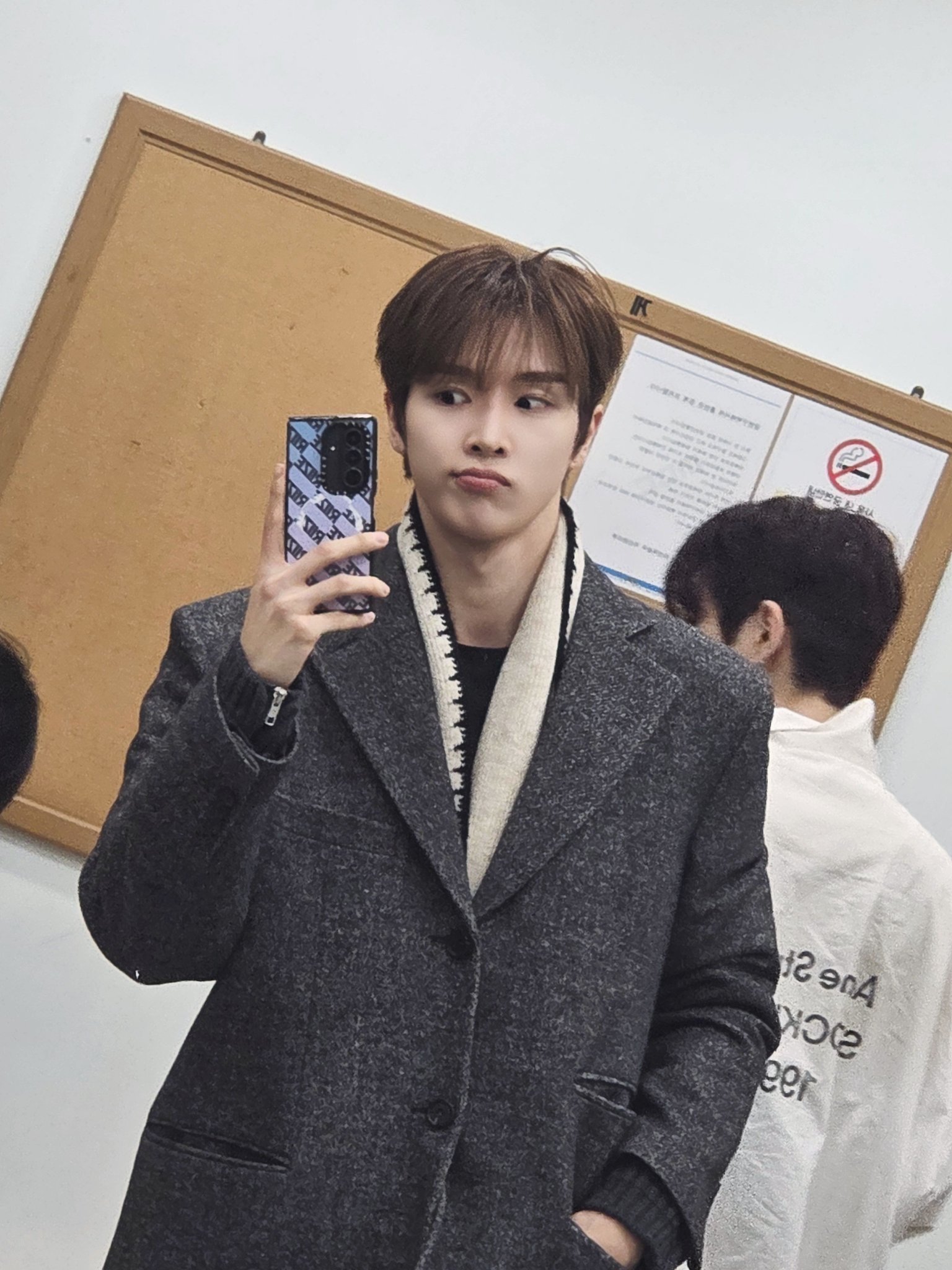 [잡담] 성찬이 머플러가 틀리네? | 인스티즈