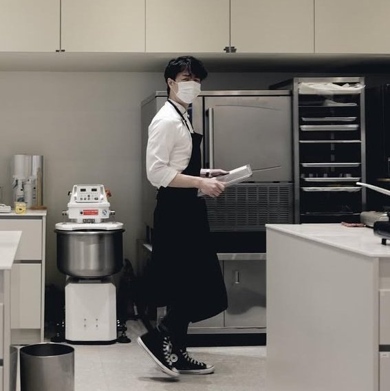 [잡담] 손종원 10시간 넘게 서서 일하면서 컨버스..? | 인스티즈