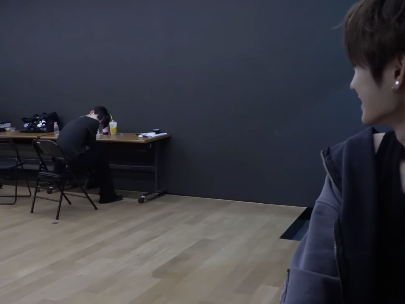 [잡담] 알디원 어제 뜬 비하인드에서 이상원 약간 녹음실에 사는 귀신미 있음 | 인스티즈