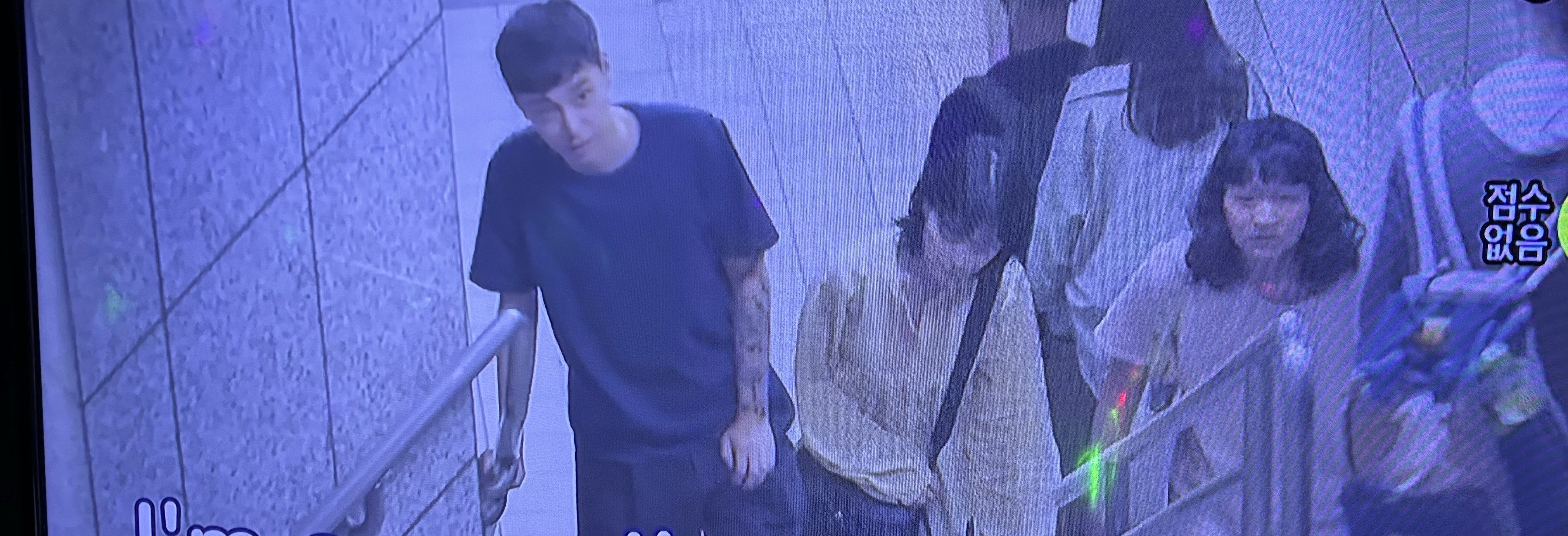 [잡담] 노래방에서 뮤비보는데 이 남자 누구야?? | 인스티즈