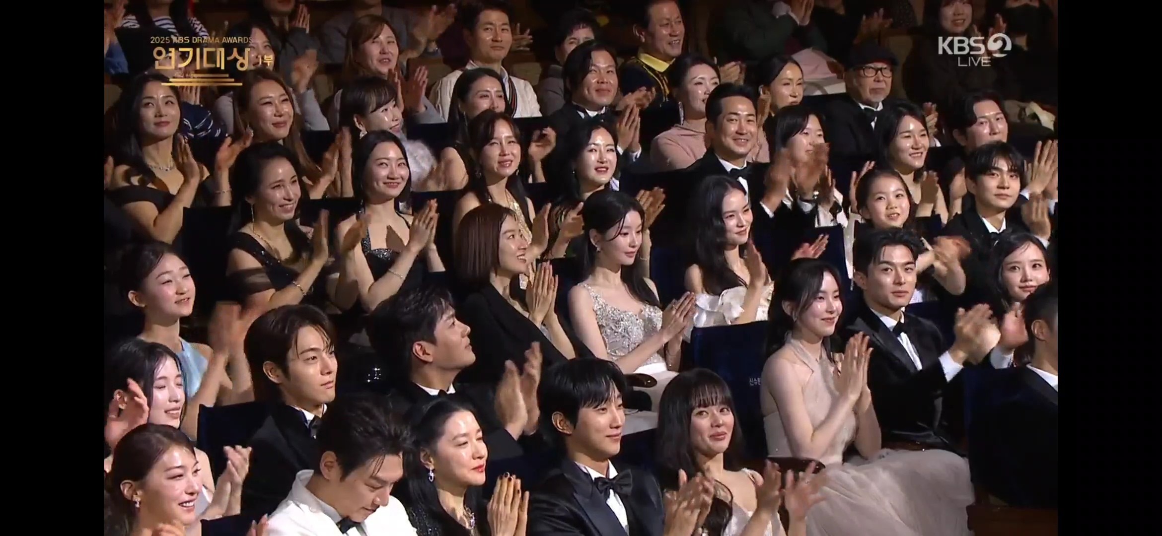 [잡담] Kbs 연기대상은 왜 테이블 안 놓고 극장처럼 앉지..? | 인스티즈