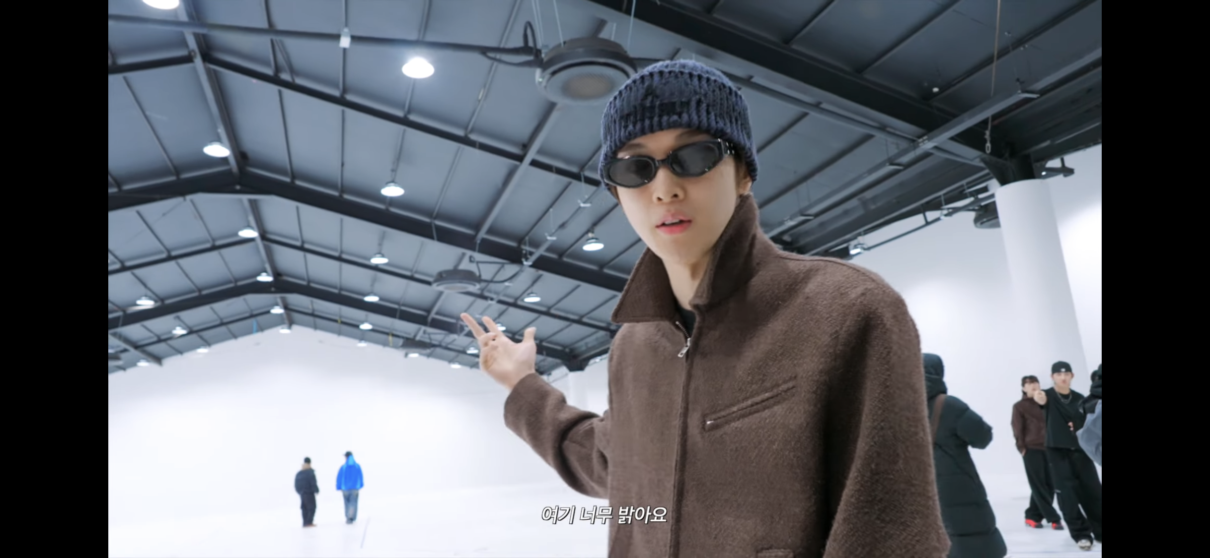 [잡담] 돌들 안무영상에 나오는 새하얀 세트장 ㅇㄷ인지 아시는분 | 인스티즈