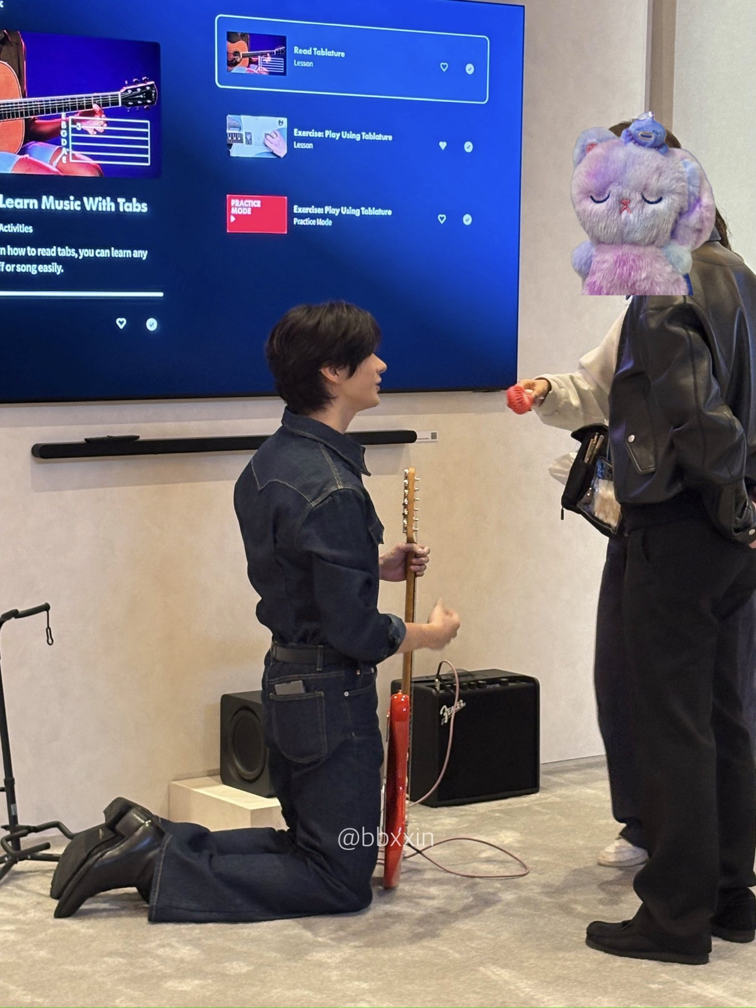 [잡담] 앤톤 삼성행사가서 또 기타로 놀고있는데ㅋㅋㅋ | 인스티즈