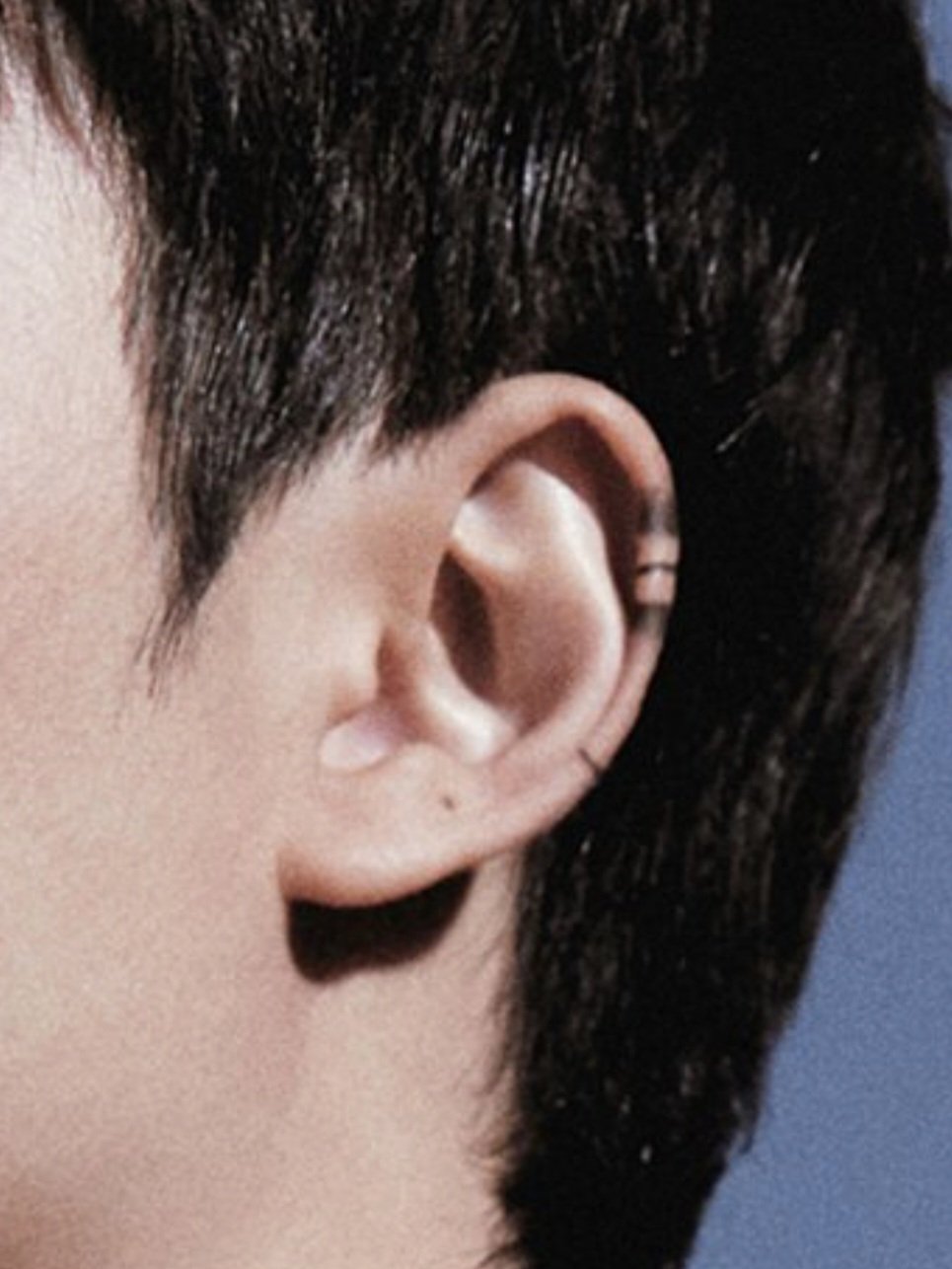 [잡담] 도경수 왼쪽 귀에 무슨 문양 그려져있어 | 인스티즈