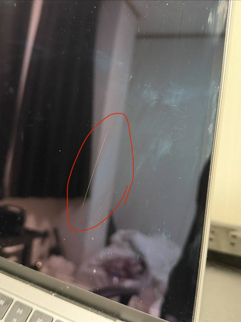 [잡담] 맥북 상처났는데 얼마 들까…ㅠㅠ | 인스티즈