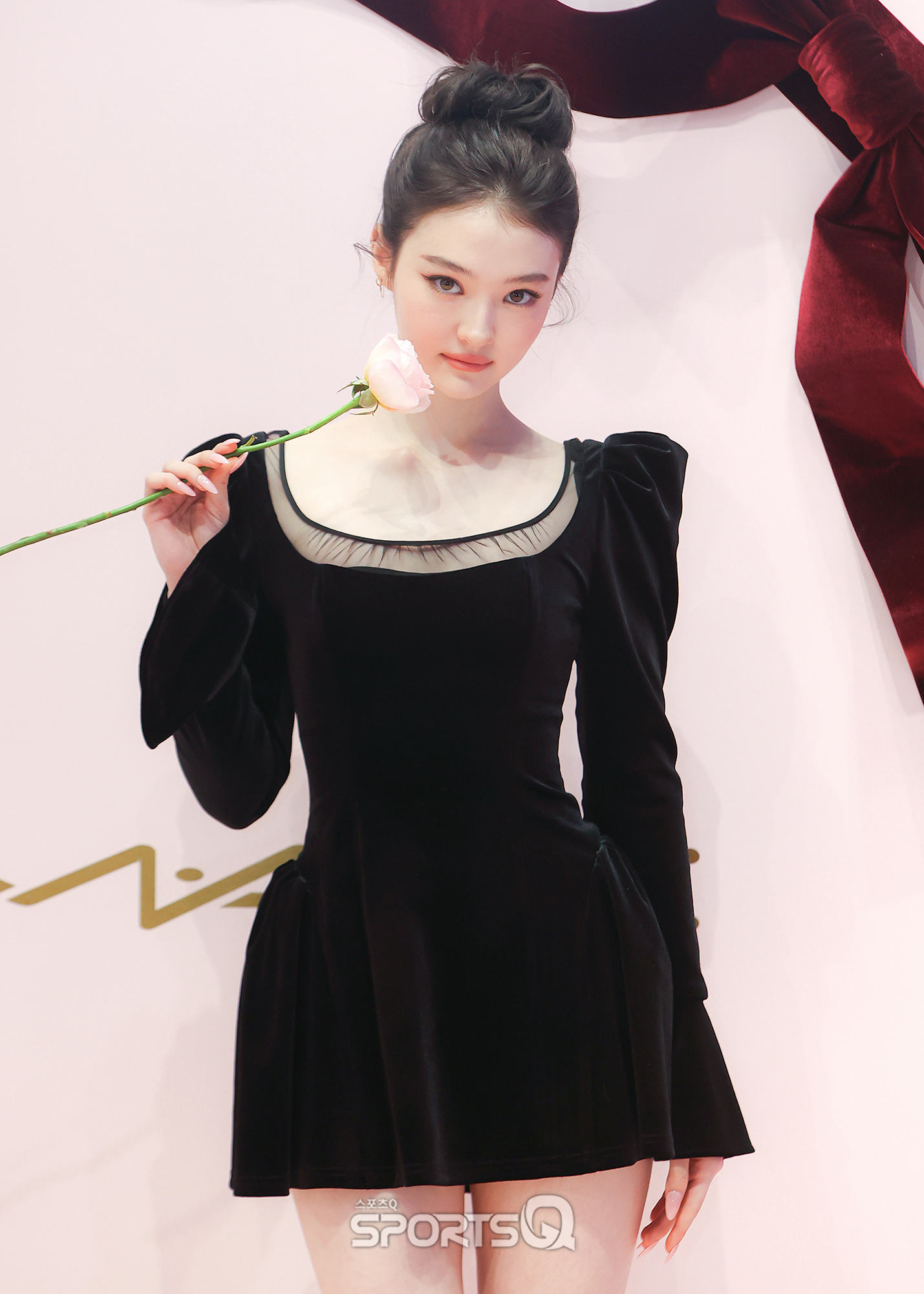 [정보/소식] 미야오 엘라 MAC 팝업 포토월 기사사진 | 인스티즈