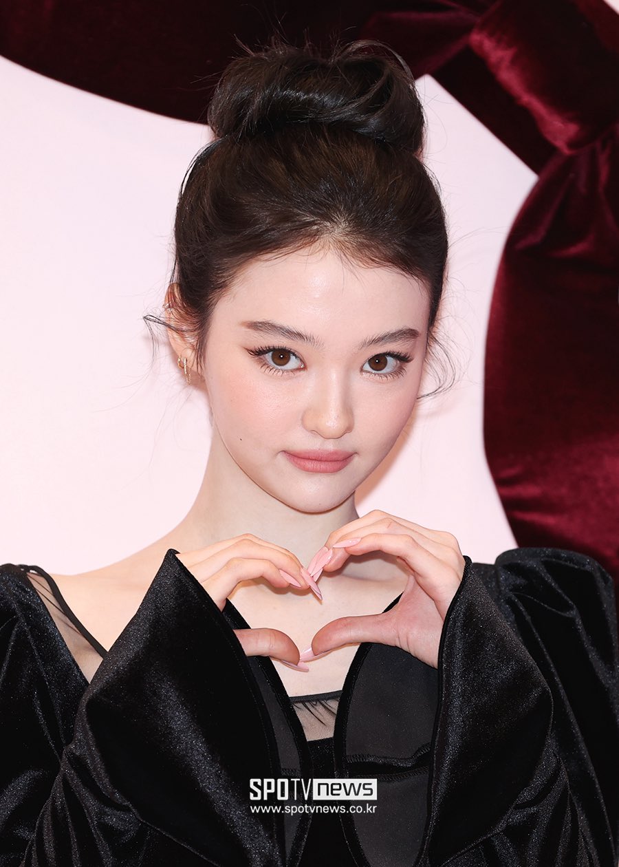 [정보/소식] 미야오 엘라 MAC 팝업 포토월 기사사진 | 인스티즈