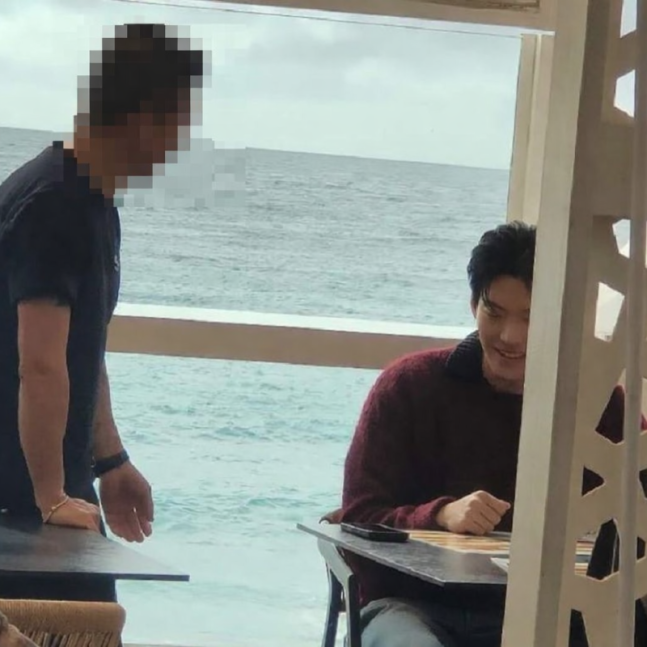 [정보/소식] 김우빈♥신민아, 스페인 신혼여행 목격담…결혼 후 '환한 미소' [IS하이컷] | 인스티즈