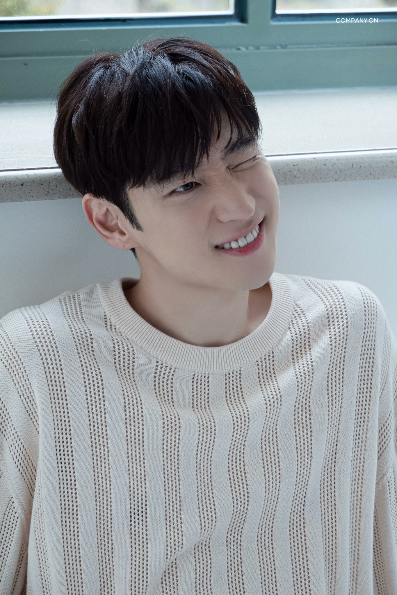 [잡담] 와 근데 이제훈 진짜 동안이다 이게 마흔살때 찍은거라는데 | 인스티즈