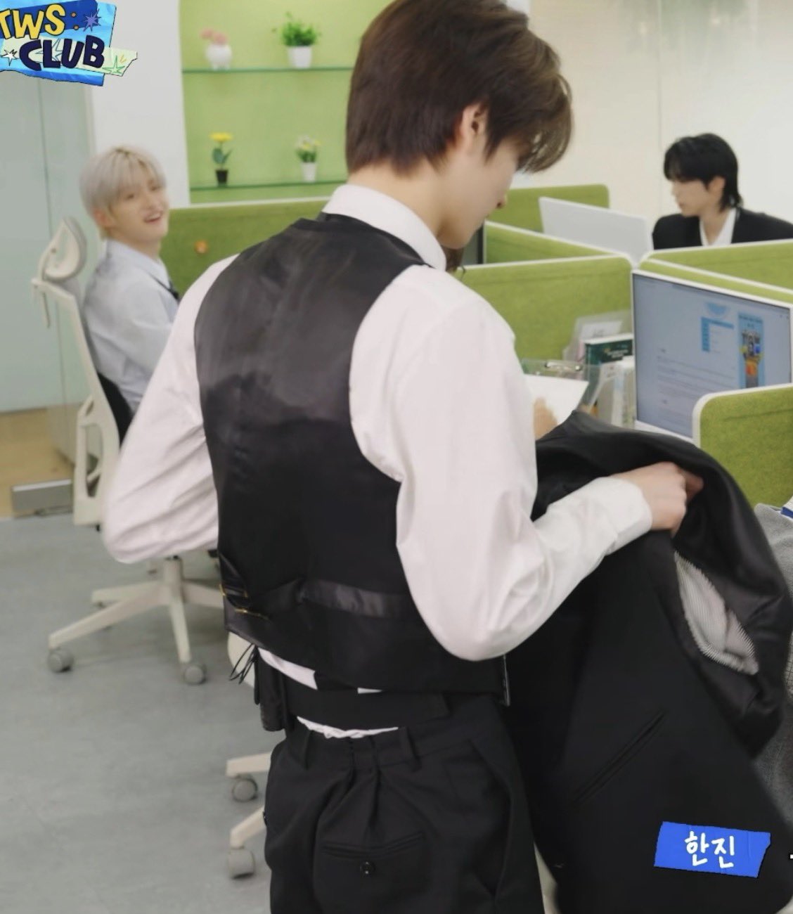 [잡담] 신유 수트 입었는데 셔츠 어깨 끼고 목 남아돌고 허리 두번 찝고 | 인스티즈