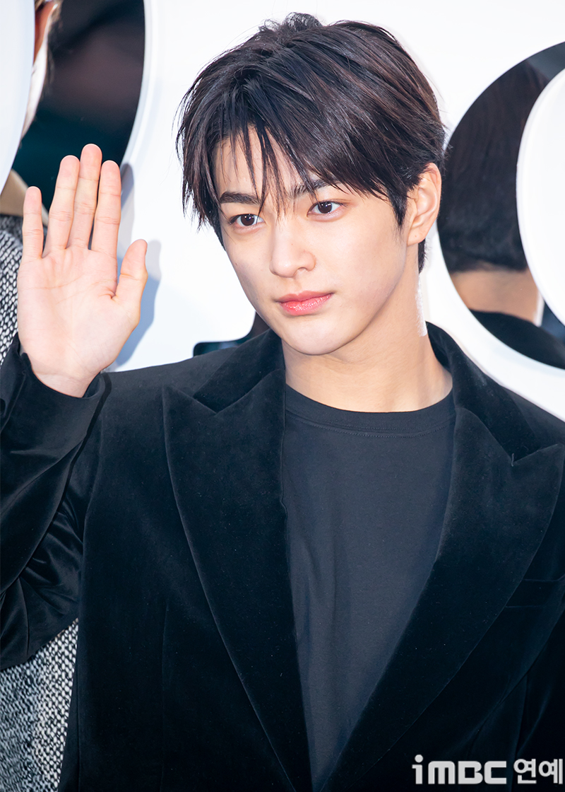 [잡담] 건호 기사사진에도 볼에 홍조 티나는거ㅋㅋㅋㅋ | 인스티즈