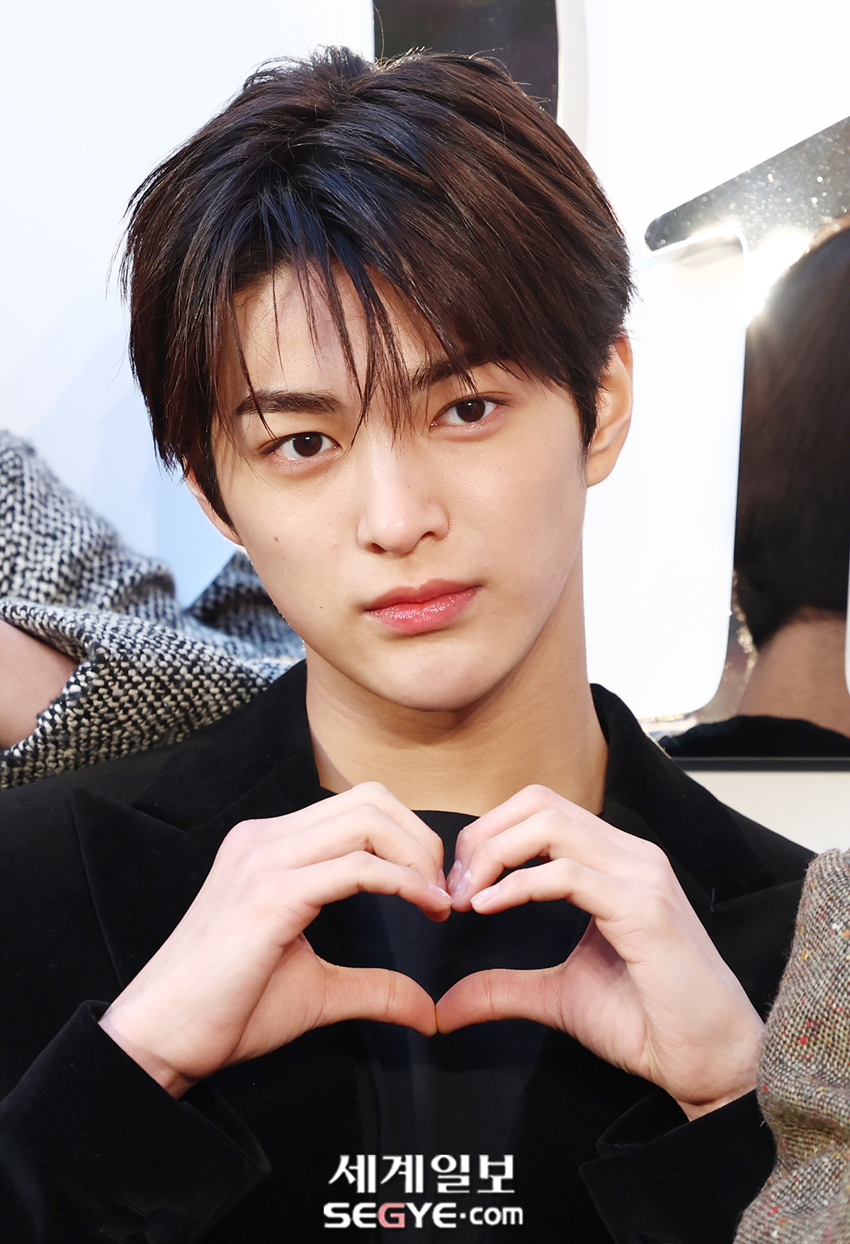 [잡담] 코르티스 엄앤안 기사사진인데도 너무 잘생겼어 | 인스티즈