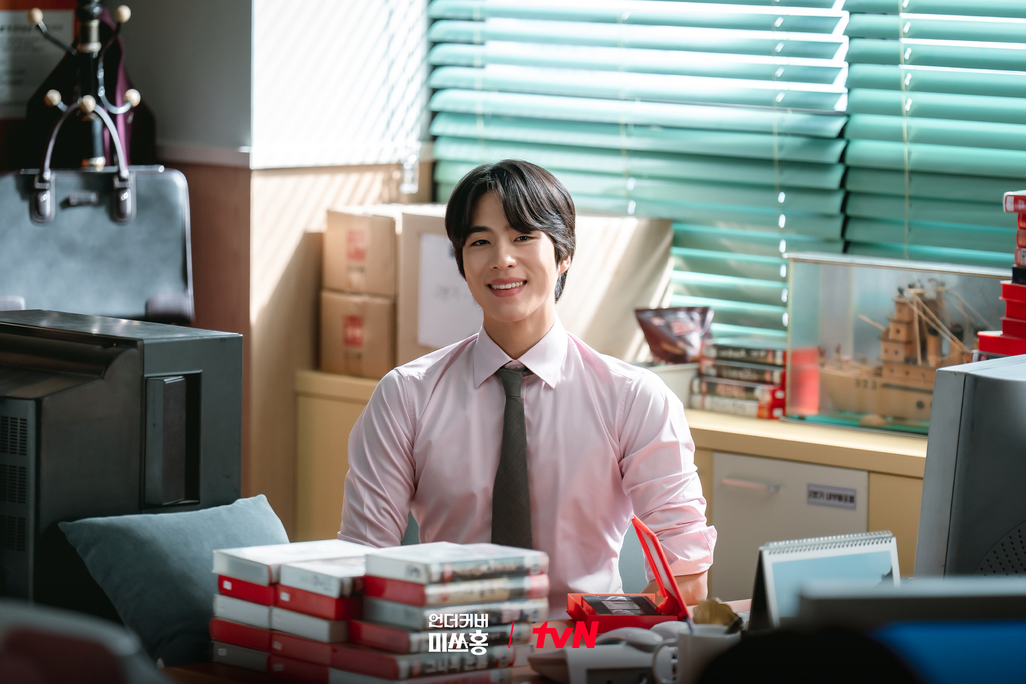 [잡담] 언더커버미쓰홍) 빠져들게 만드는 매력을 지닌 씨네필🎬알벗 오와의 싱크로율은 반반이라는 조한결!한마디로 '사랑' 그 자체인 <언더커버 미쓰홍>곳곳에 스며들어 있는 코믹 요소에 주목해 주세요!❤ | 인스티즈