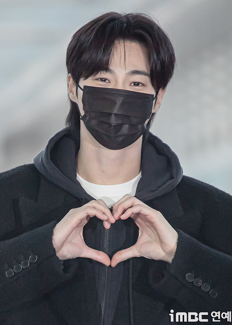 [정보/소식] 변우석) 변우석 인천공항 출국 기사사진 | 인스티즈