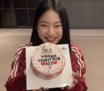 스테이씨 아이사 생일 케이크 먹방 브이앱.gif | 인스티즈